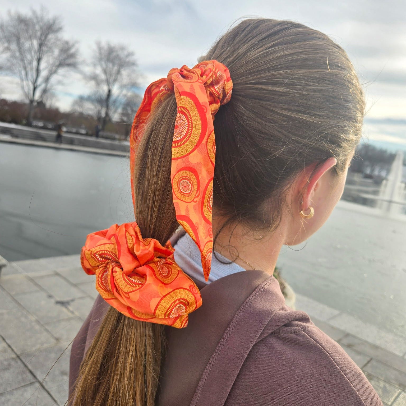 Woman wearing an African scrunchie in a zulu inspired print.